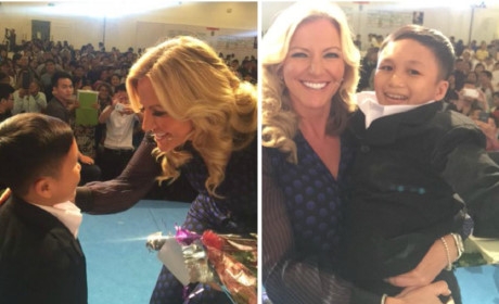 Khoảnh khắc bà Michelle Mone bế cậu bé 46 tuổi tại Việt Nam (Ảnh: Independent)
