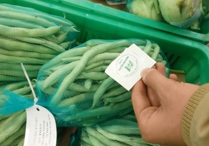  Những mớ rau quả cung cấp bởi cơ sở Nguyễn Thị Tưởng được gắn mác rau an toàn và bày bán tại siêu thị Metro (Hà Nội). 