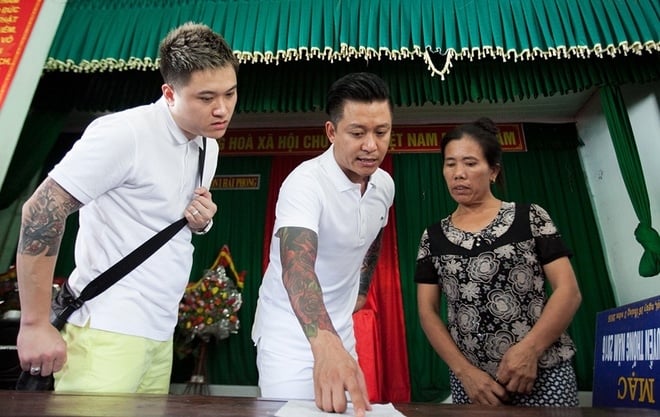 Tuấn Hưng quyên góp hơn 300 triệu đồng cho ngư dân Hà Tĩnh