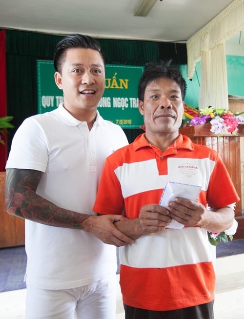 Tuấn Hưng quyên góp hơn 300 triệu đồng cho ngư dân Hà Tĩnh