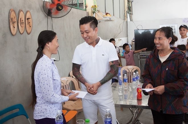 Tuấn Hưng quyên góp hơn 300 triệu đồng cho ngư dân Hà Tĩnh