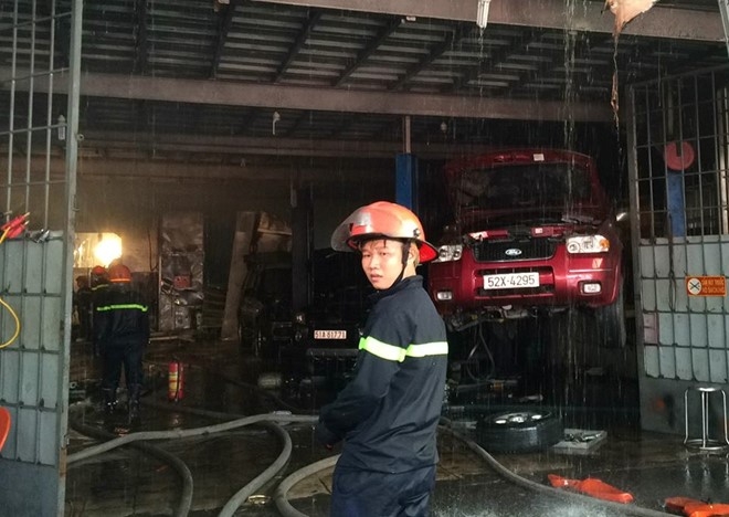 Gara oto boc chay du doi giua trua o Sai Gon hinh anh 1