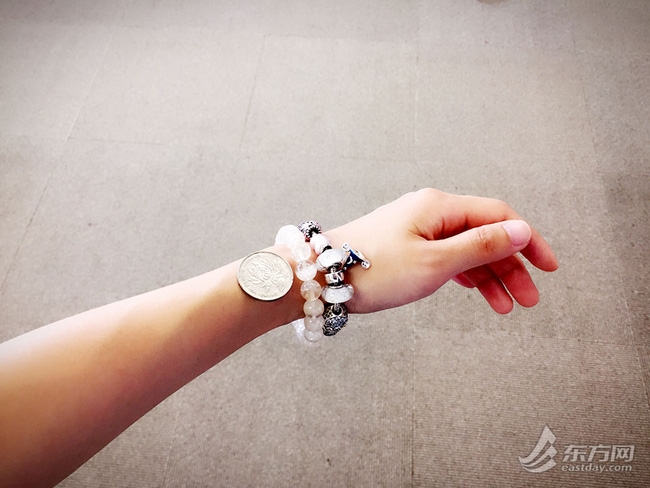 Giờ các cô gái phải khoe thân hình mong manh bằng đồng tiền xu bé xíu cơ! - Ảnh 1.