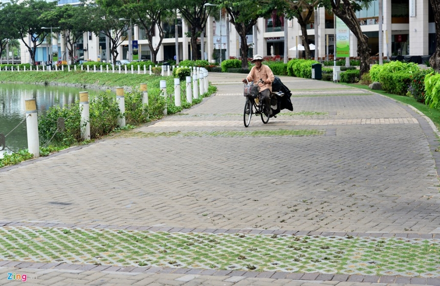 Nen he pho di bo Phu My Hung van ben dep sau 10 nam hinh anh 3