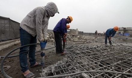 Công tác tháo dỡ diện tích vi phạm tòa nhà 8B Lê Trực bị cản trở. Ảnh: Quốc Kiên