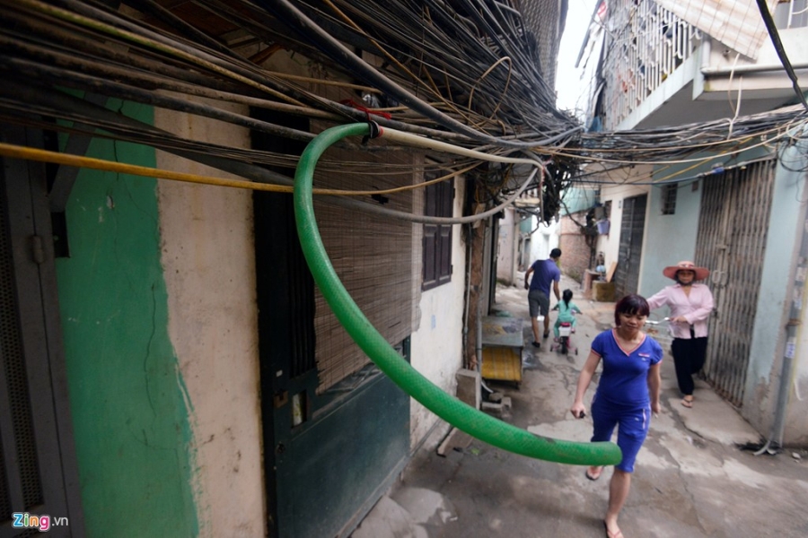 Nuoc ban, can duc bua vay nhieu noi o Ha Noi hinh anh 13