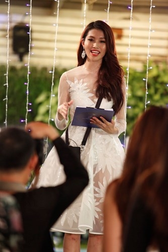 Quynh Chau lai bi to xau tinh o Hoa khoi ao dai-Hinh-3