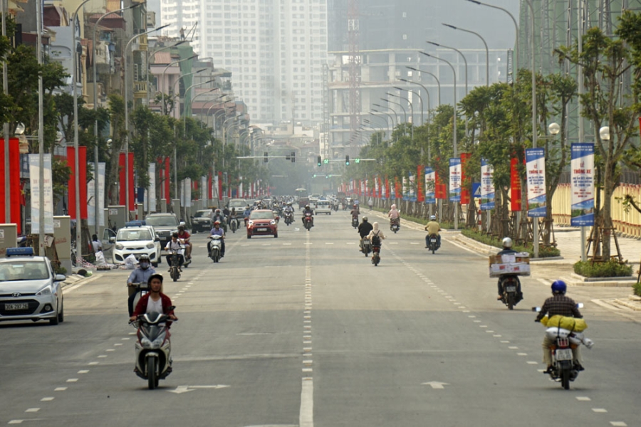  Lòng đường Lê Trọng Tấn hiện tại được mở rộng gấp 3 lần, lưu thông 2 chiều với 4 làn xe toàn tuyến kéo dài 1,5km. 