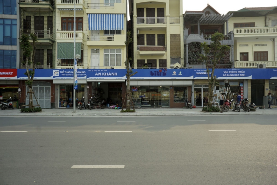  Chiều cao trung bình của các loại bảng biển quảng cáo so với mặt đất được cố định khoảng 3,2m - 3,3m. Chiều cao bảng biển là 1,1m, được sơn 2 màu xanh và đỏ. 