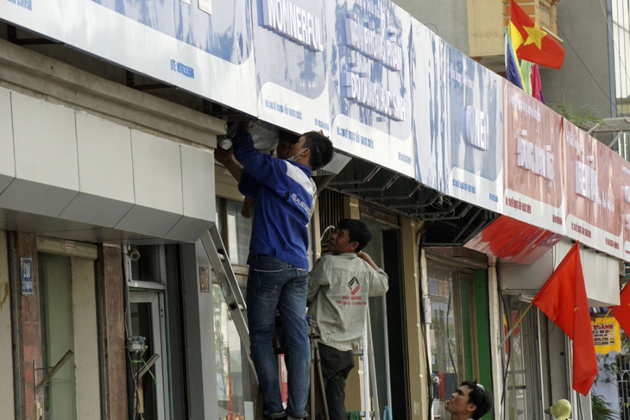  Một vài cửa hàng vẫn tiếp tục gia cố cải tạo phần mặt tiền. 