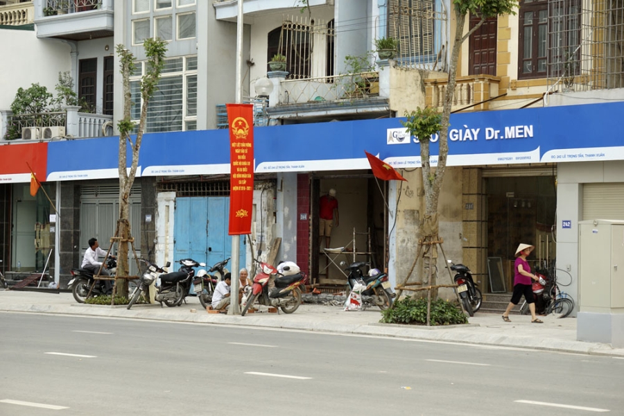  Toàn dãy phố có khá nhiều bảng biển được lắp đặt theo kiểu chờ, chưa có nội dung. 