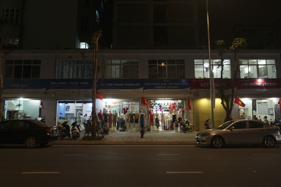  Các bảng biển quáng cáo được lắp đặt đồng bộ nhưng không có đèn chiếu sáng. 