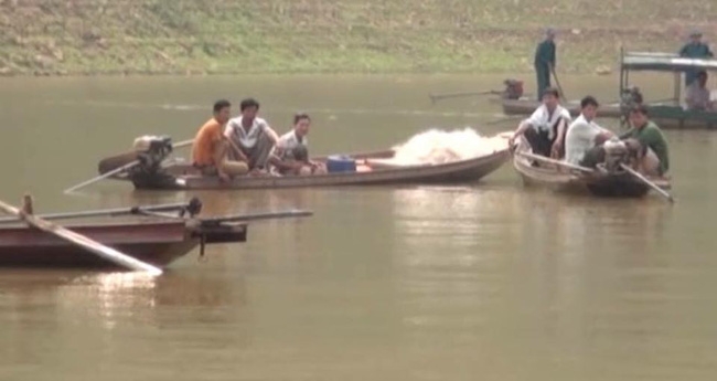 Đắm thuyền trên hồ Sông Đà giữa đêm, 3 cô gái trẻ thiệt mạng - Ảnh 1.