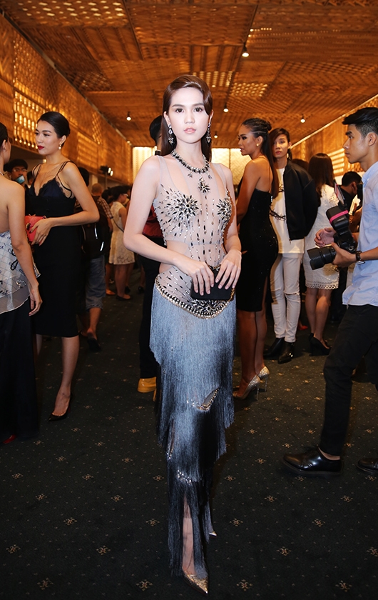 Hà Hồ khoe ngực, Ngọc Trinh khoe eo trên thảm đỏ