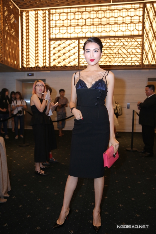 Á hậu Lệ Hằng sexy với váy hai dây của Lâm Gia Khang.
