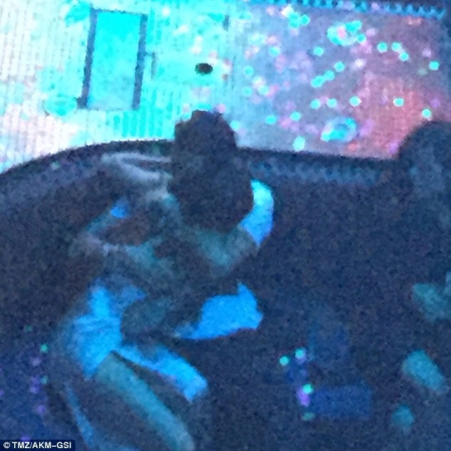 Justin Bieber lủi thủi đi chân trần trong công viên khi Selena lộ ảnh tình tứ với Orlando - Ảnh 8.
