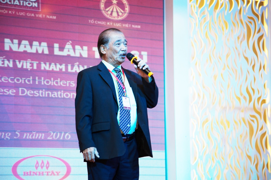 NSND Trần Hiếu cho rằng, nhờ trời cho nên đến tận bây giờ ông vẫn đều đặn đi hát, chưa tháng nào phải ngồi không ở nhà.