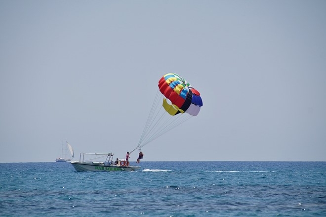 Dù bay, dù lượn là môn thể thao dùng dù lượn cùng sức kéo của ca nô đưa bạn lên cao, thu vào tầm mắt cả vùng biển. Trước khi bắt đầu chơi, bạn sẽ được nai nịt rất cẩn thận và được hướng dẫn các kỹ năng. Thời gian trên trời của bạn kéo dài từ 5-7 phút. Ảnh: Pixabay.