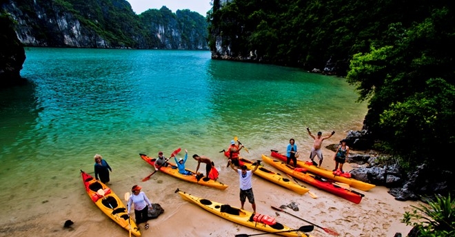 Chèo thuyền Kayak:Trong các môn thể thao biển, môn thể thao này tưởng như nhẹ nhàng và phù hợp với mọi đối tượng, mọi độ tuổi. Tuy nhiên, khi đối diện với những con sóng lớn, bạn sẽ thấy môn này không dễ dàng. Nói cách khác, chèo thuyền kayak yêu cầu cao tính đồng đội và khả năng xử lý tình huống của người tham gia. Ảnh: Cps.edu.
