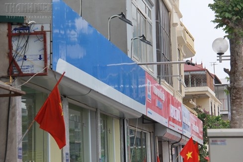 Một số biển quảng cáo còn dang dở