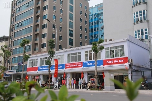 Phố Lê Trọng Tấn mới khang trang hơn, nhưng nhiều người phàn nàn biển quảng cáo đồng bộ khiến khách hàng khó nhận ra cửa hàng quen thuộc của mình