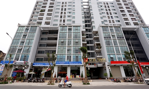 Nhiều cửa hiệu trên phố vẫn đang trong quá trình thay biển. Ảnh: Bá Đô