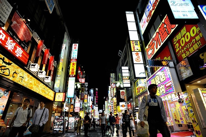 Shinjuku là khu vực giải trí, kinh doanh, mua sắm lớn ở thủ đô Tokyo, Nhật Bản. Để tận dụng lợi thế kinh doanh ở khu vực nhộn nhịp này, nhiều doanh nghiệp, cửa hàng đã thiết kế và trưng bày các tấm biển quảng cáo độc đáo. Tuy nhiên, biển quảng cáo ở đây thường không quá lớn và treo rất gọn gàng. Để lắp quảng cáo, đơn vị kinh doanh phải tuân thủ các quy định ở mỗi khu vực, không sử dụng hình ảnh phản cảm. Ảnh: Getty