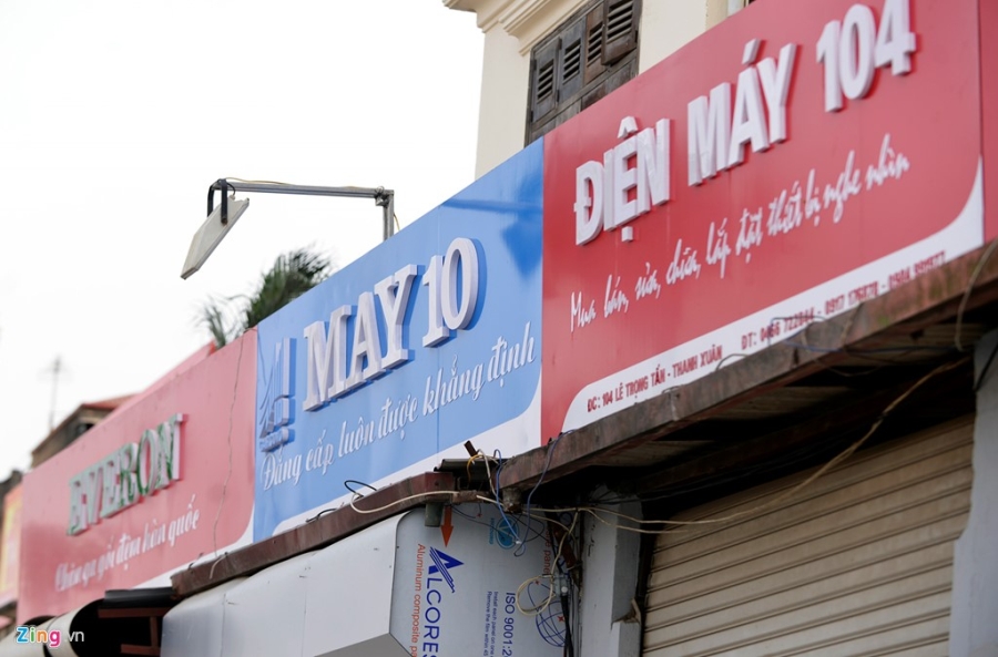 'Dong phuc' bien hieu quang cao gay xon xao hinh anh 3
