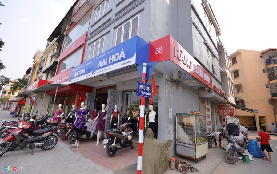'Dong phuc' bien hieu quang cao gay xon xao hinh anh 4