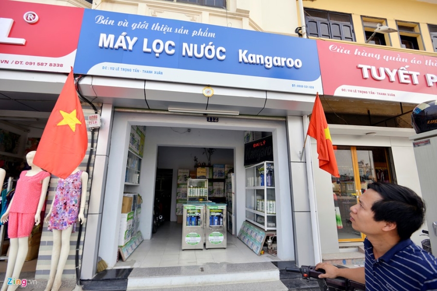 'Dong phuc' bien hieu quang cao gay xon xao hinh anh 5
