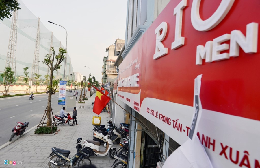 'Dong phuc' bien hieu quang cao gay xon xao hinh anh 6
