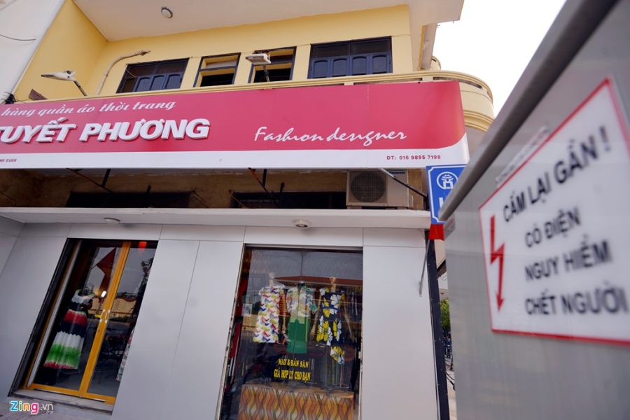 'Dong phuc' bien hieu quang cao gay xon xao hinh anh 7