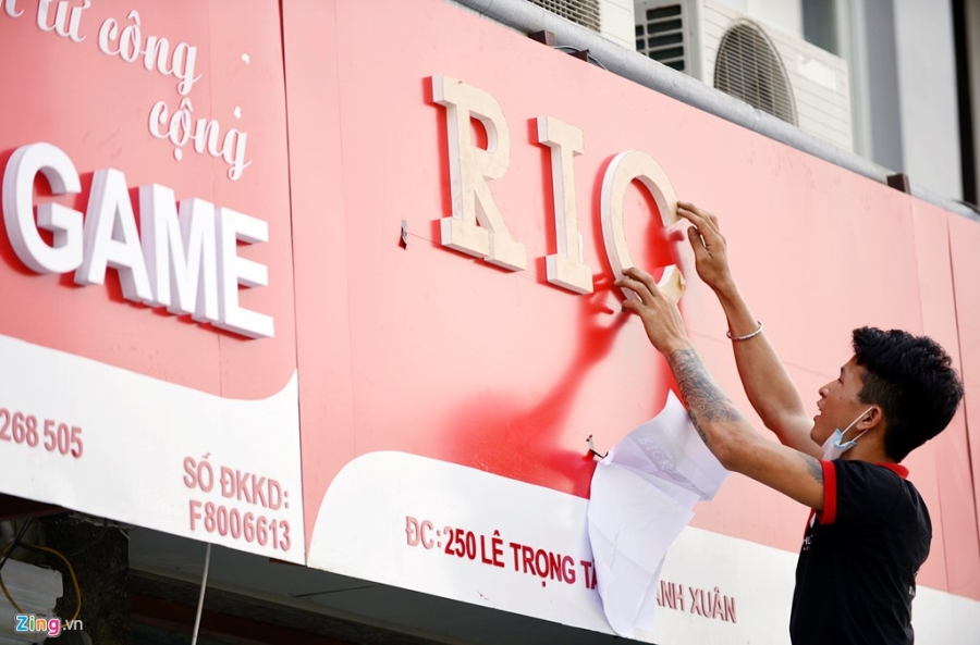'Dong phuc' bien hieu quang cao gay xon xao hinh anh 8