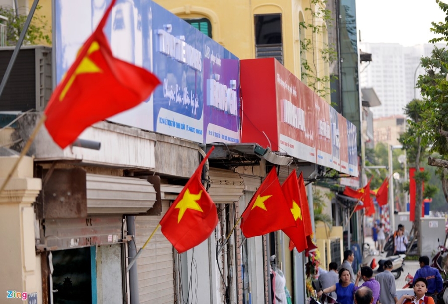 'Dong phuc' bien hieu quang cao gay xon xao hinh anh 9