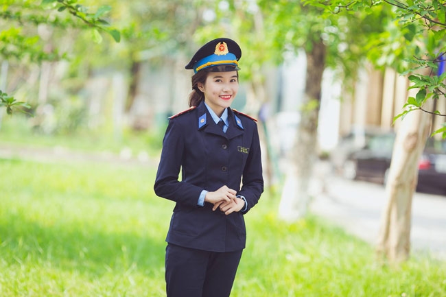 Trần Thị Mỹ Linh (sinh năm 1996, Hà Nội), thu hút người nhìn bởi đôi má lúm duyên dáng. 