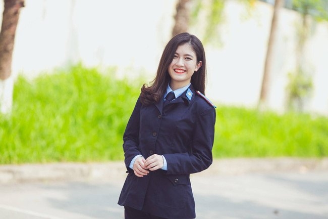 Bùi Linh Chi, cô gái luôn muốn được sống là chính mình, có ước mơ trở thành nữ cảnh sát trong tương lai. 