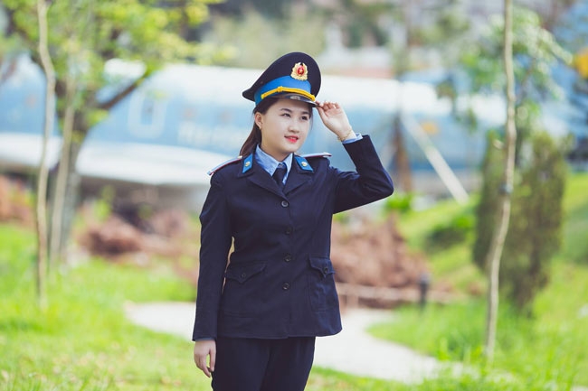 Quách Thùy Linh, (sinh năm 1997, Hòa Bình), dù mới là sinh viên năm nhất nhưng rất tự tin tham gia cuộc thi sắc đẹp với đàn chị. 