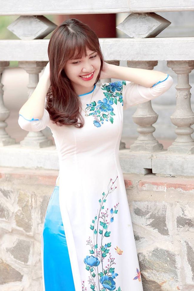 Nữ sinh Hà thành thướt tha trong tà áo dài truyền thống. 