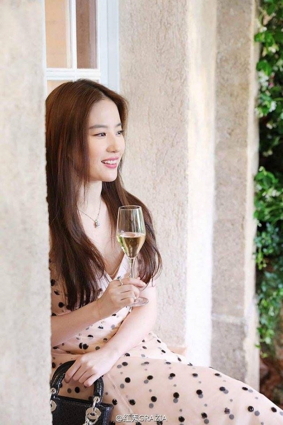 Lưu Diệc Phi đẹp mơ màng trong bộ ảnh mới 2