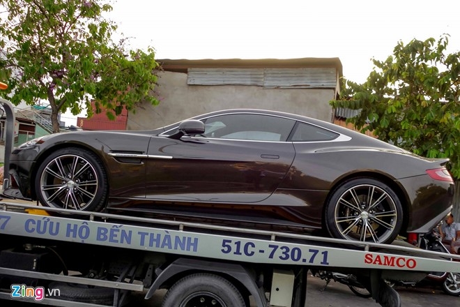 Sau khi thông quan tại cảng VICT (TP HCM), siêu xe này được giao trực tiếp cho chủ nhân mà không chuyển qua showroom như những chiếc trước đây. 