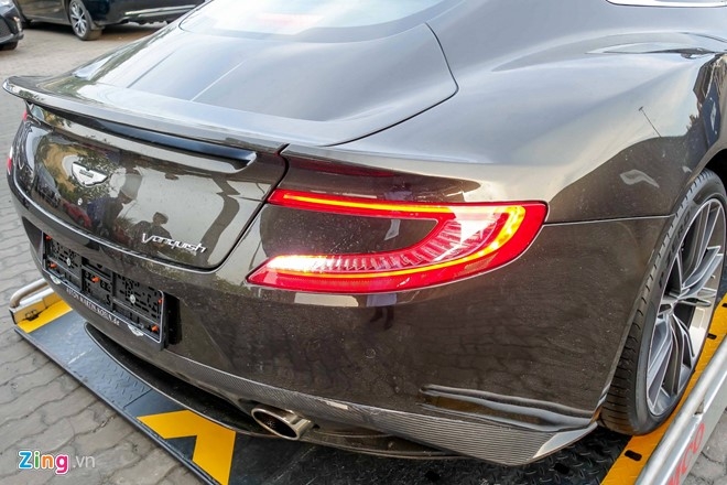 Ngôn ngữ thiết kế trên Vanquish đời 2015 được chia sẻ nhiều từ hypercar One 77. Điểm dễ nhận thấy nhất là cánh gió liền thân và dải đèn LED chiếu sáng phía sau. 