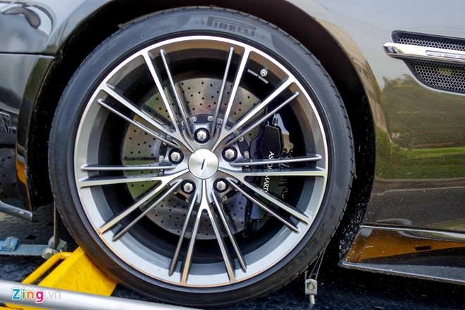Vành hợp kim đường kính 20 inch, 10 chấu kép, kết hợp với lốp thể thao Pirelli. 