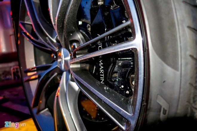 Để kìm hãm cỗ máy mạnh 568 mã lực, Aston Martin trang bị cho Vanquish hệ thống phanh hiệu suất cao đường kính 15,7 inch phía trước và 14,2 inch phía sau.