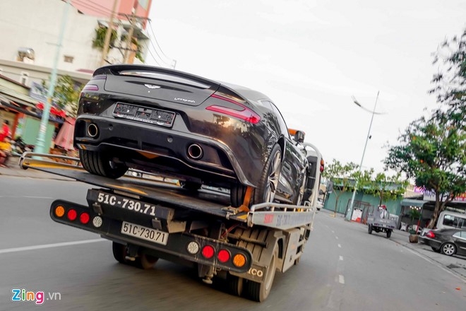 Tại Mỹ, Vanquish có giá khởi điểm từ 284.000 USD. Như vậy hiện nay tại Việt Nam đã có 4 chiếc Aston Martin Vanquish nếu tính cả chiếc đầu tiên thuộc phiên bản 2006. Đây cũng là dòng xe đắt nhất mang thương hiệu này tại Việt Nam. 