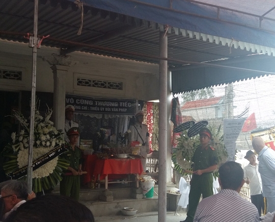 Rất đông người thân đến tham dự lễ tang chiến sĩ Bùi Văn Pháp