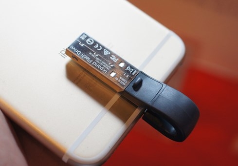 USB giúp tăng bộ nhớ lưu trữ cho iPhone - ảnh 1