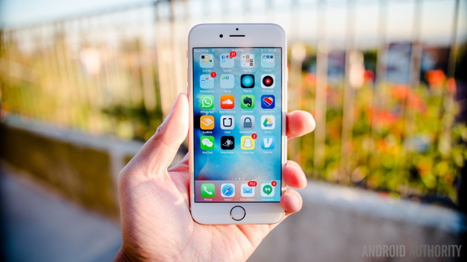 Đã từng có thời những mẫu đầu bảng Android có chất lượng kém hơn hẳn iPhone. Những ngày tháng đó qua đã lâu, nhưng tại sao Apple vẫn bán được iPhone ở mức giá cao?