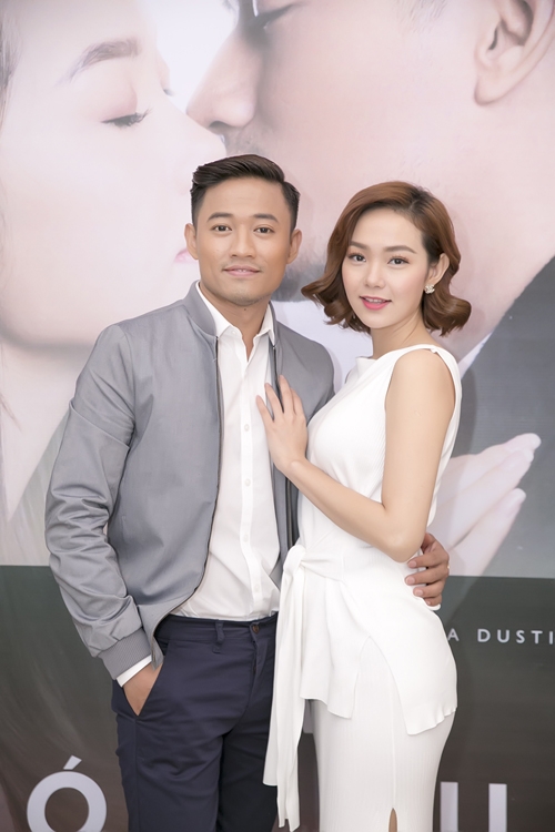 Nữ diễn viên nép sát vào người bạn diễn Quý Bình. 