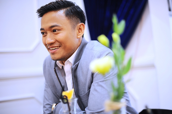 Quý Bình cười tươi khi được mọi người trêu chọc là 'soái ca' mới trên màn ảnh. 