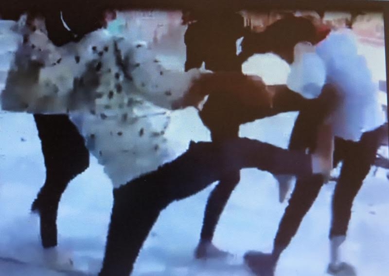 Cảnh 3 nữ sinh thẳng tay ra đòn với bạn (Chụp lại từ clip).